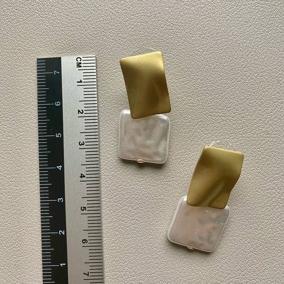 Margaret Pearl Earrings - Picture 2 of 3